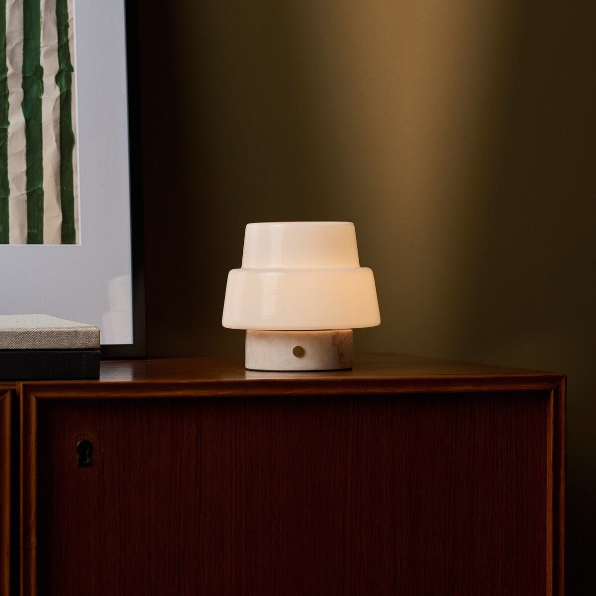 Tafellamp oplaadbaar Pissarro Small roze marmer op donker houten dressoir