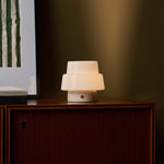 Tafellamp oplaadbaar Pissarro Small roze marmer op donker houten dressoir
