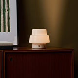 Tafellamp oplaadbaar Pissarro Small roze marmer op donker houten dressoir