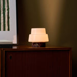 Oplaadbare tafellamp Pissarro Small met Rosso Levanti rood marmer, brandend op dressoir in woonkamer