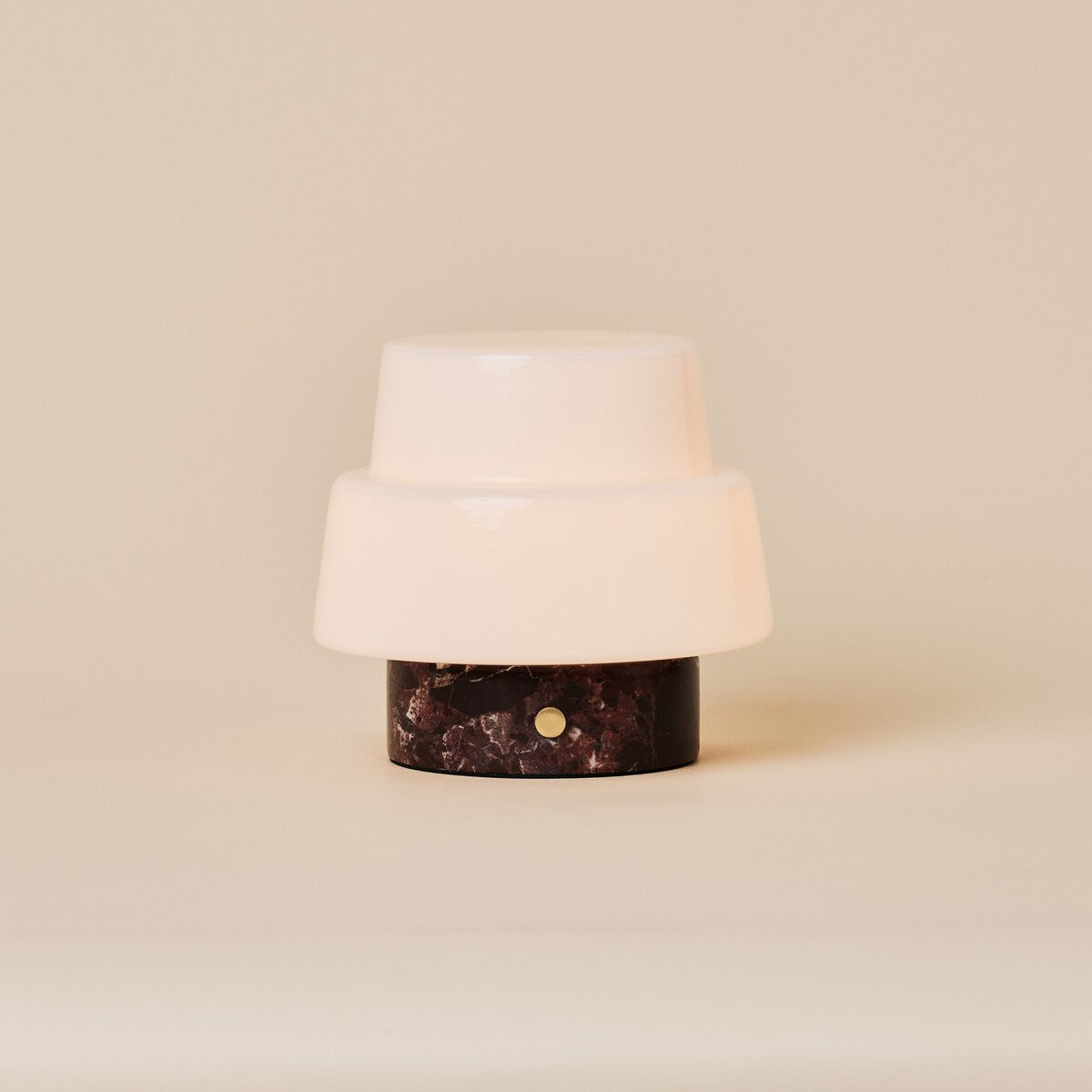 Oplaadbare tafellamp Pissarro Small Rosso Levanti rood marmer met opaalglazen kap, studiofoto