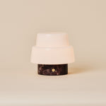 Oplaadbare tafellamp Pissarro Small Rosso Levanti rood marmer met opaalglazen kap, studiofoto