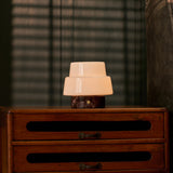 Tafellamp oplaadbaar Pissarro Small Rosso Levanti rood marmer, brandend op dressoir bij raam