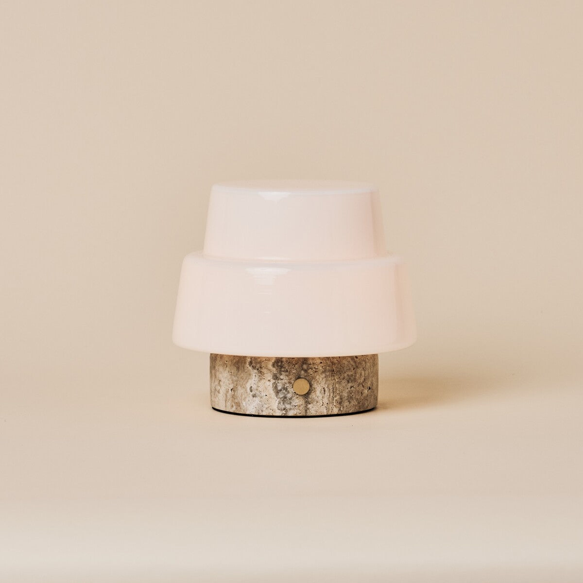 Tafellamp oplaadbaar Pissarro Small zilver travertin op een beige achtergrond