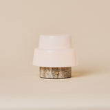 Tafellamp oplaadbaar Pissarro Small zilver travertin op een beige achtergrond