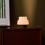 Tafellamp oplaadbaar Pissarro Small groen marmer op donker houten dressoir