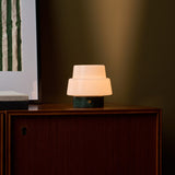Tafellamp oplaadbaar Pissarro Small groen marmer op donker houten dressoir