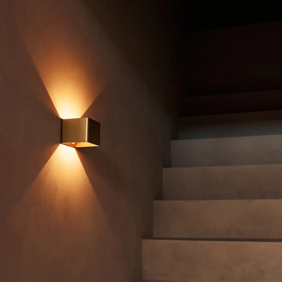 Tess Gold Rechargeable Wall Lamp – Motion sensor, 20 Different Light Modes, Dimmable, Magnetic Suspension System Lamp & Including Remote Control Tavellio