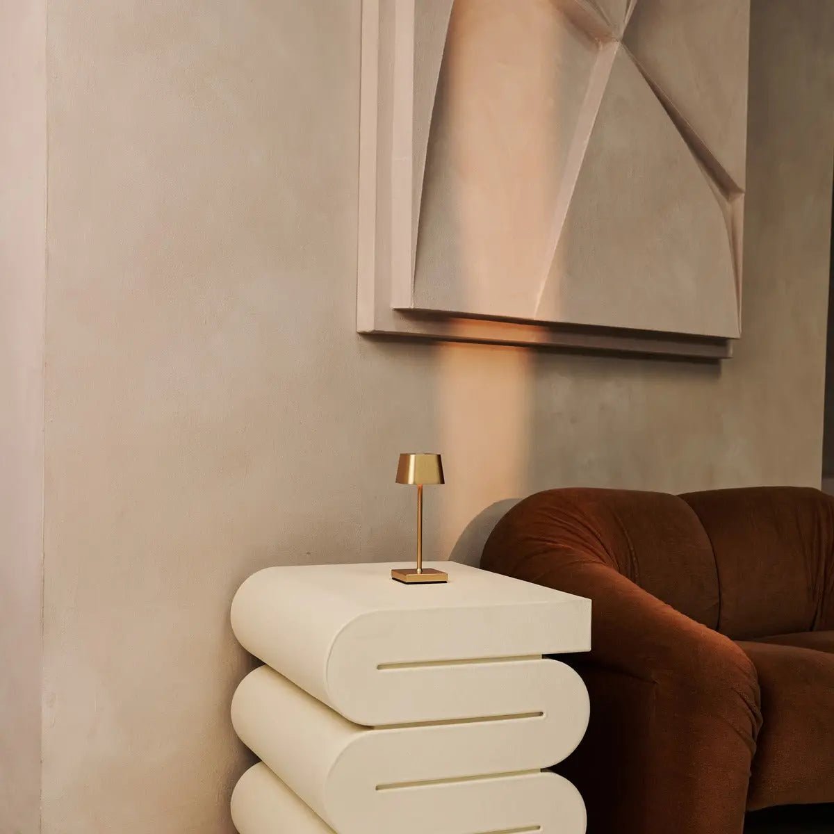 Sarphati Mini Gold Cordless Table Lamp Perfect for Hospitality Industry – Wireless Rechargeable via Charging Station, Dimmable Lamp & 3 Light Modes Tavellio