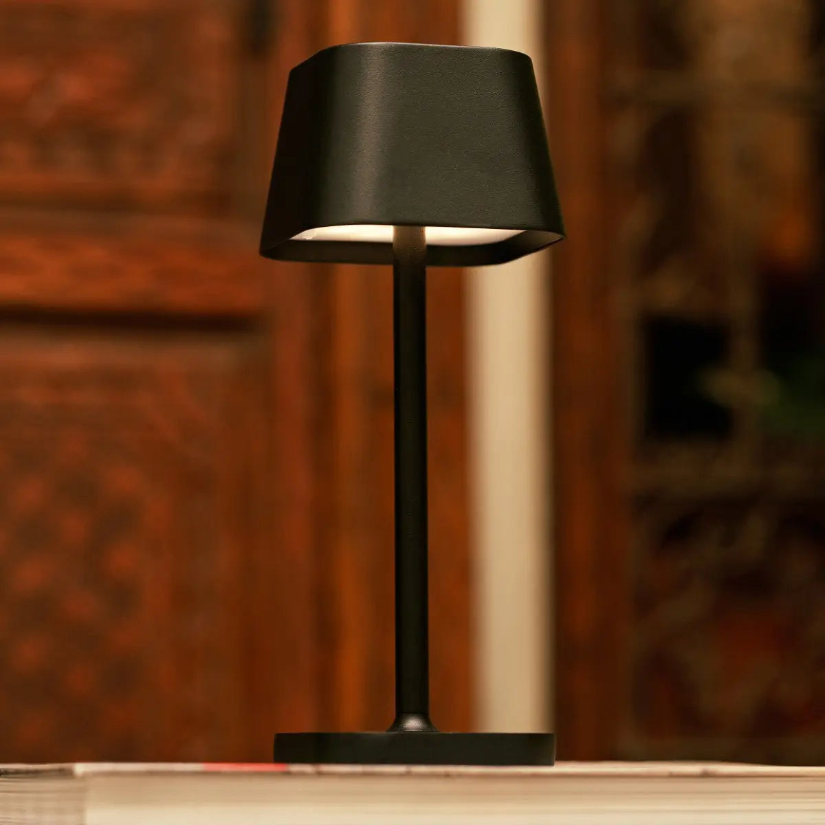 Ava Black Rechargeable Table Lamp | Sleek Cordless Lighting Solution - Tavellio