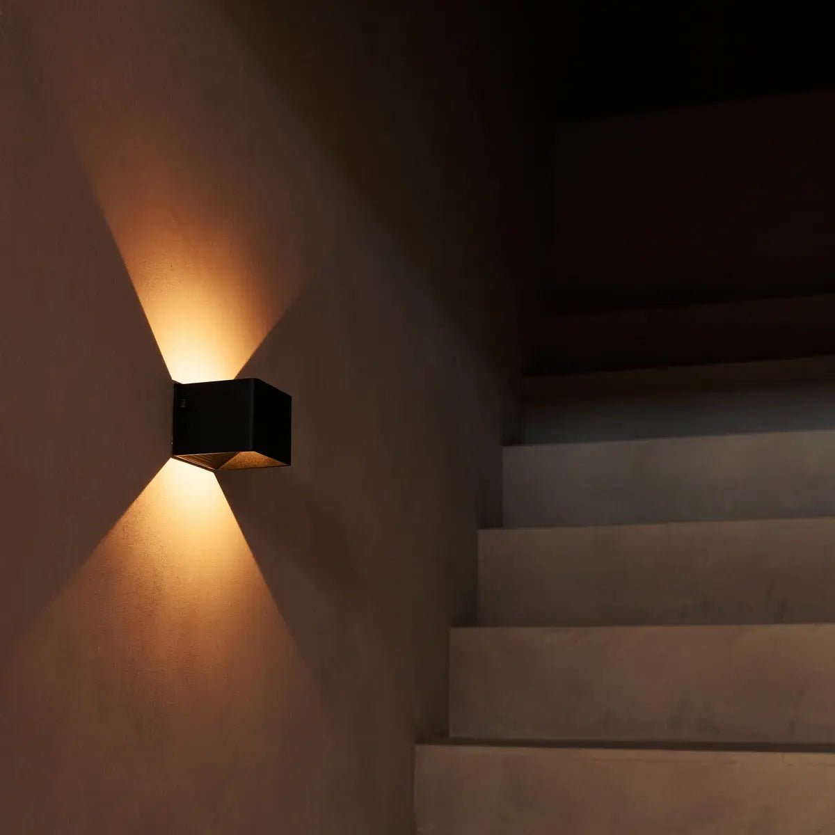 Tess Black Metal Wall Lamp – Motion sensor, 20 Different Light Modes, Dimmable, Magnetic Suspension System Lamp & Including Remote Control Tavellio