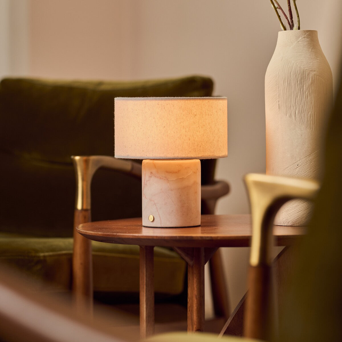 Redon rechargeable table lamp with rosa aurora pink marble base on a wooden side table