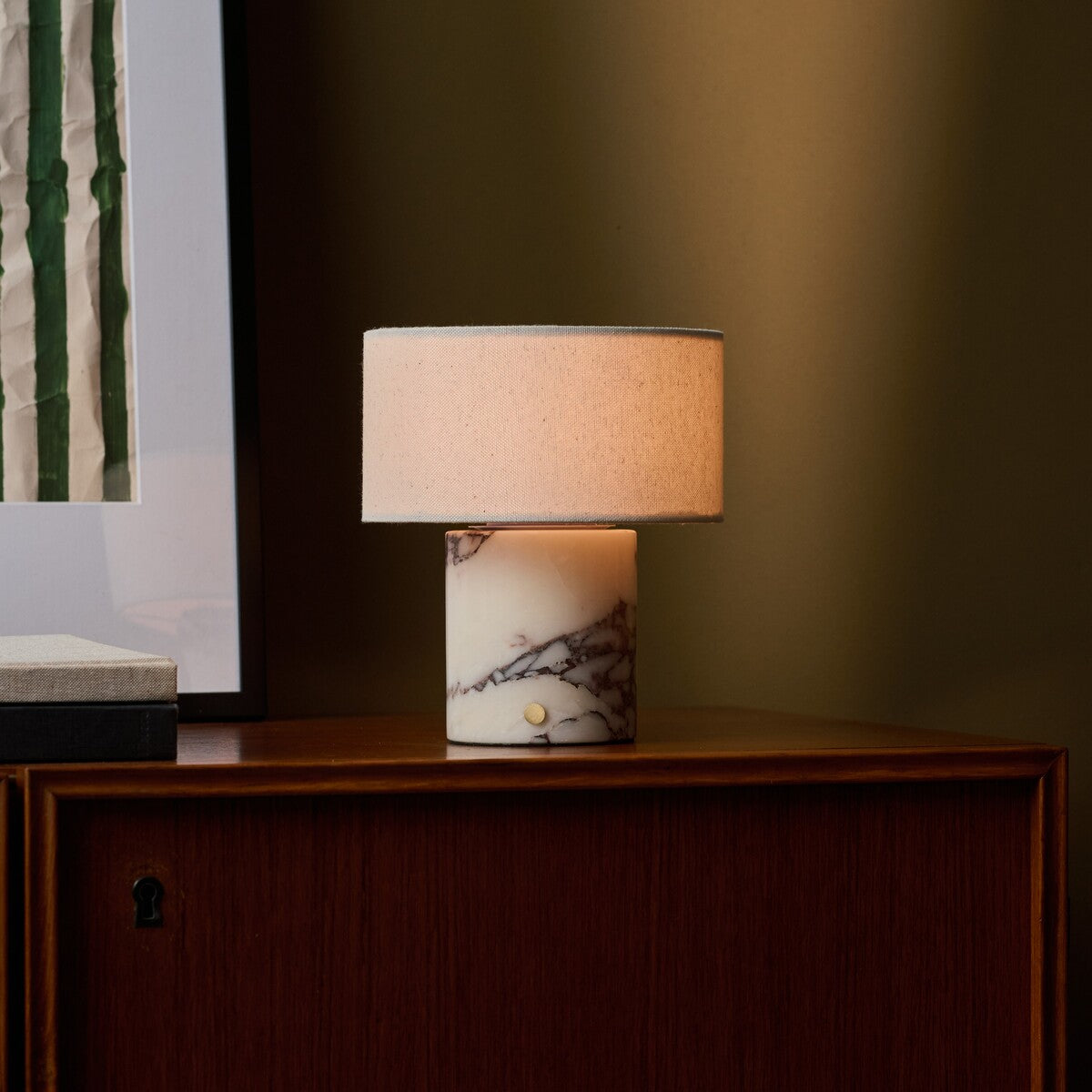Redon cordless table lamp featuring Calacatta Vionaro white marble base with dark veining and linen shade