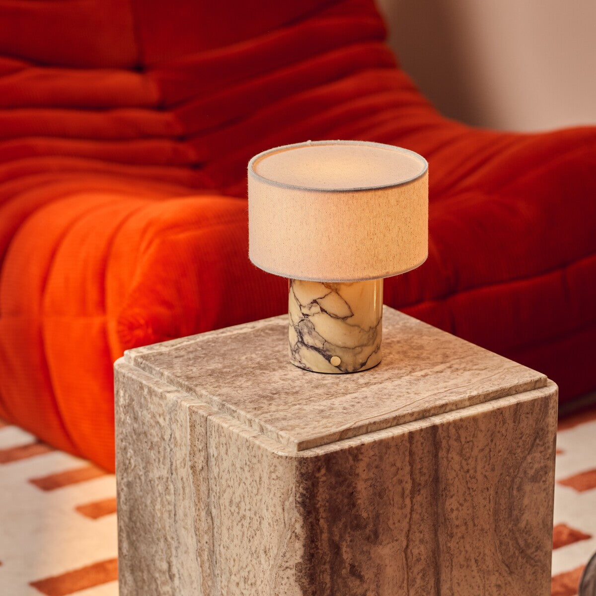 Cordless table lamp Redon in yellow Calacatta Vionaro marble on a marble side table