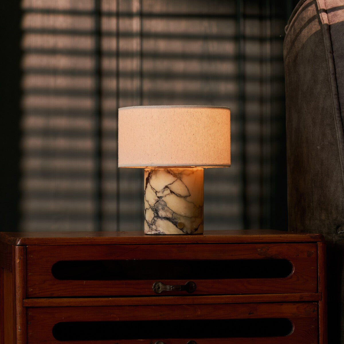 Cordless table lamp Redon in yellow Calacatta Vionaro marble on a wooden dresser