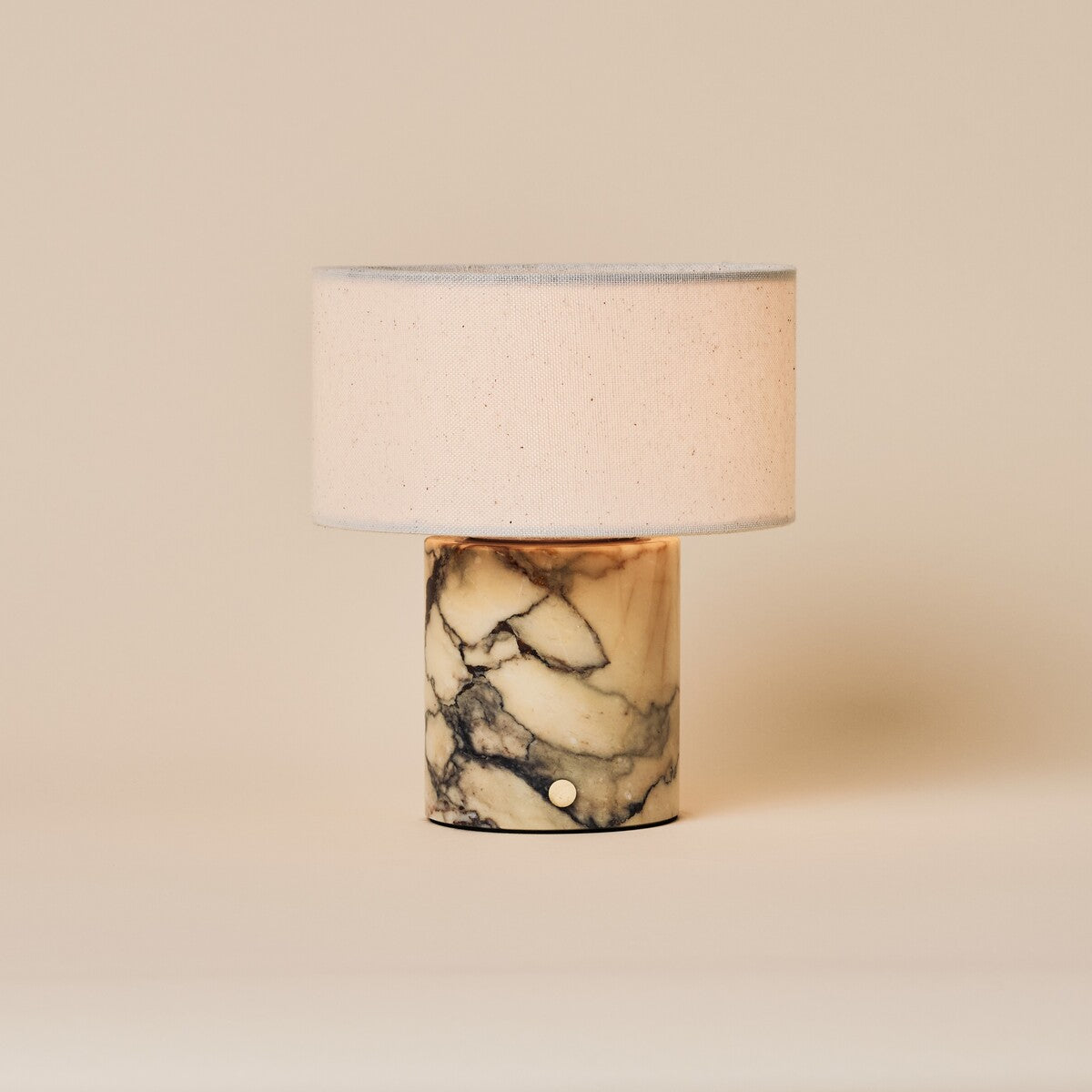 Rechargeable table lamp Redon in yellow Calacatta Vionaro marble with a linen drum shade