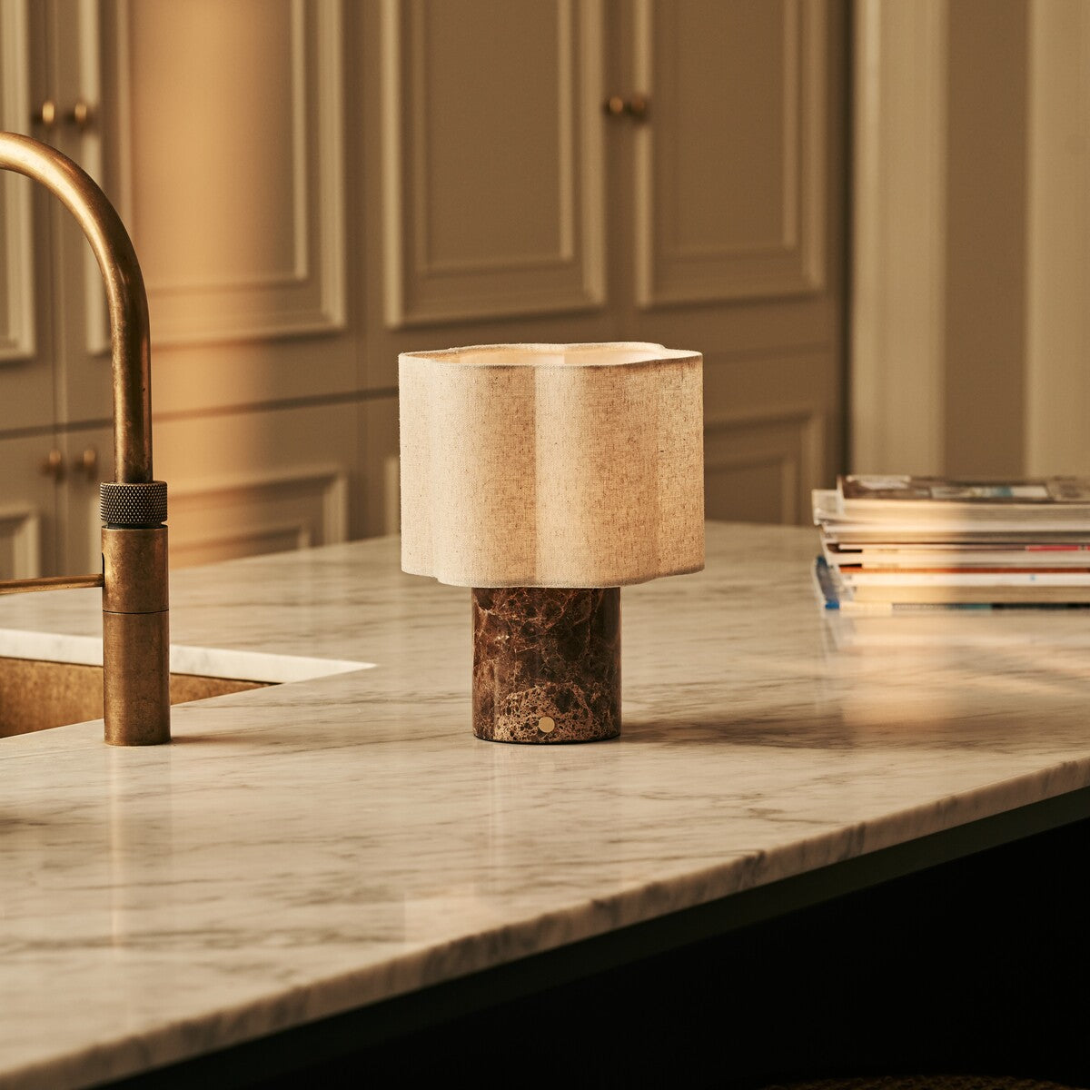 Sisley Brown – Emperador Dark Marble Rechargeable Table Lamp | Cordless, Up to 100 Hours & Linen Blend