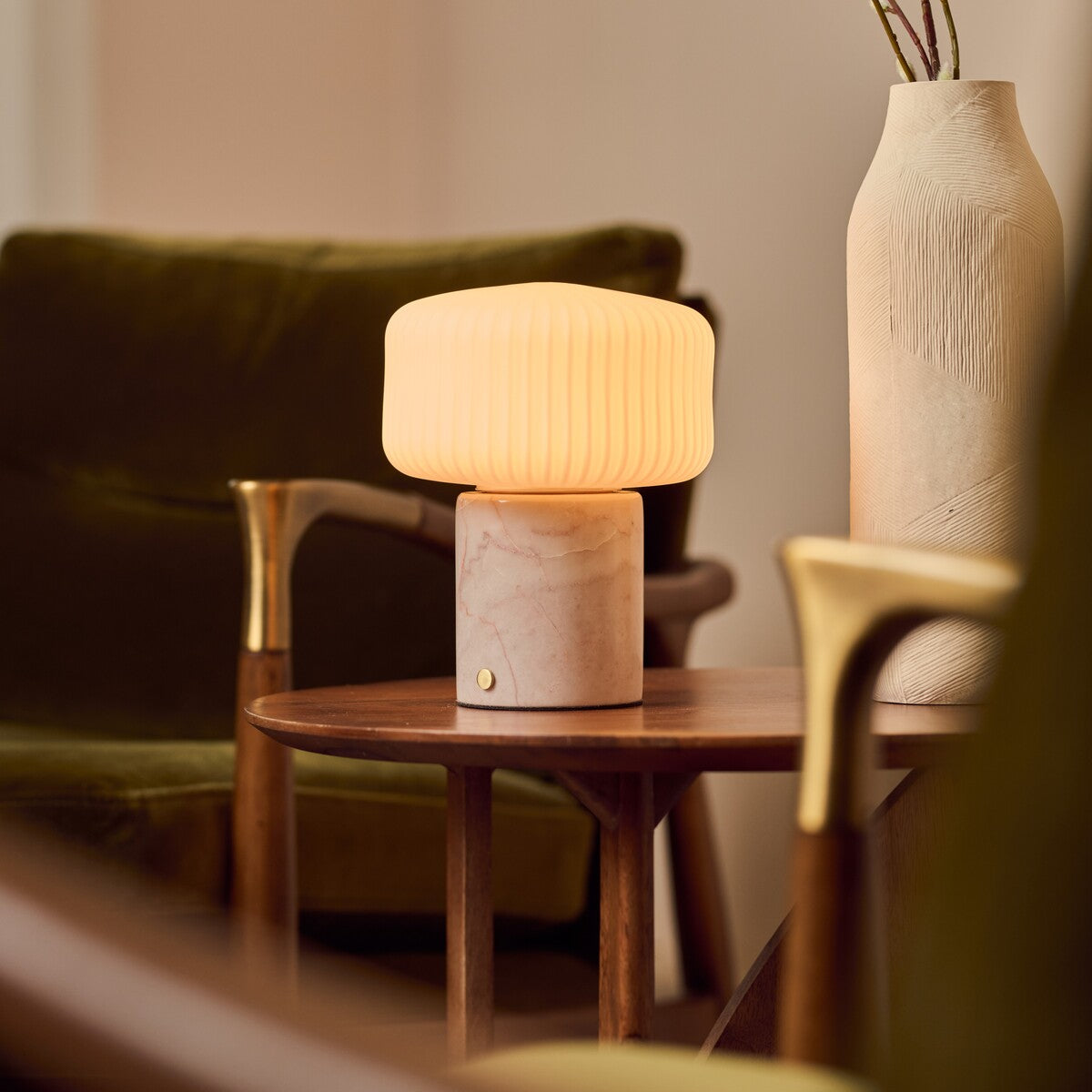 Renoir Medium rechargeable table lamp with rosa aurora pink marble base on a wooden side table