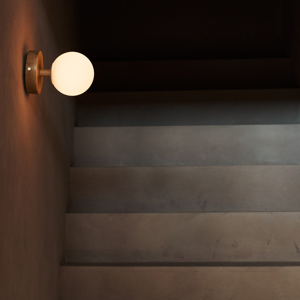 Richella Light Brown Wooden & Glass Wall Light – Rechargeable & Cordless Tavellio