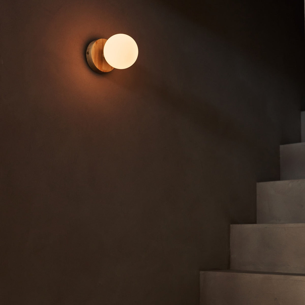 Richella Light Brown Wooden & Glass Wall Light – Rechargeable & Cordless Tavellio