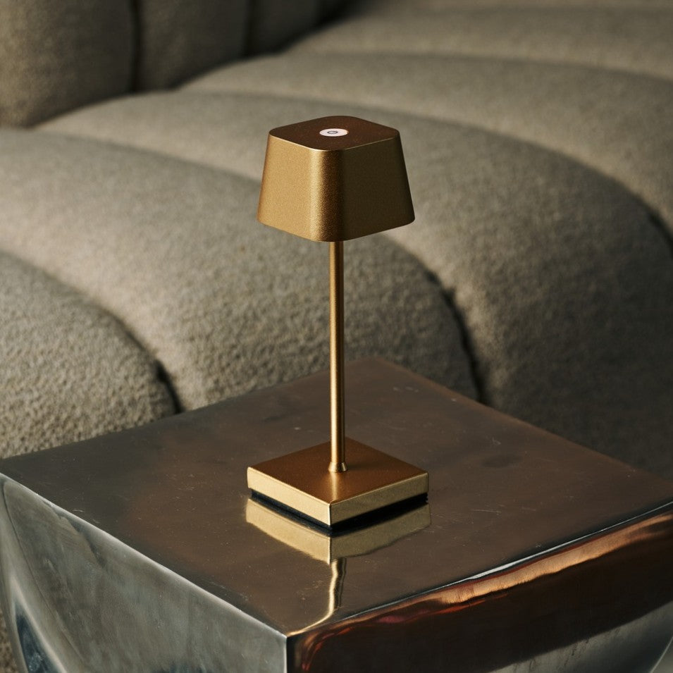 Combi Set Professional – 8 x Sarphati Mini Gold Rechargeable Table Lamps &  1 x Central Station Wireless Charging Station with Qi-Technology – Perfect for Restaurants, Hospitality & Hotels Tavellio