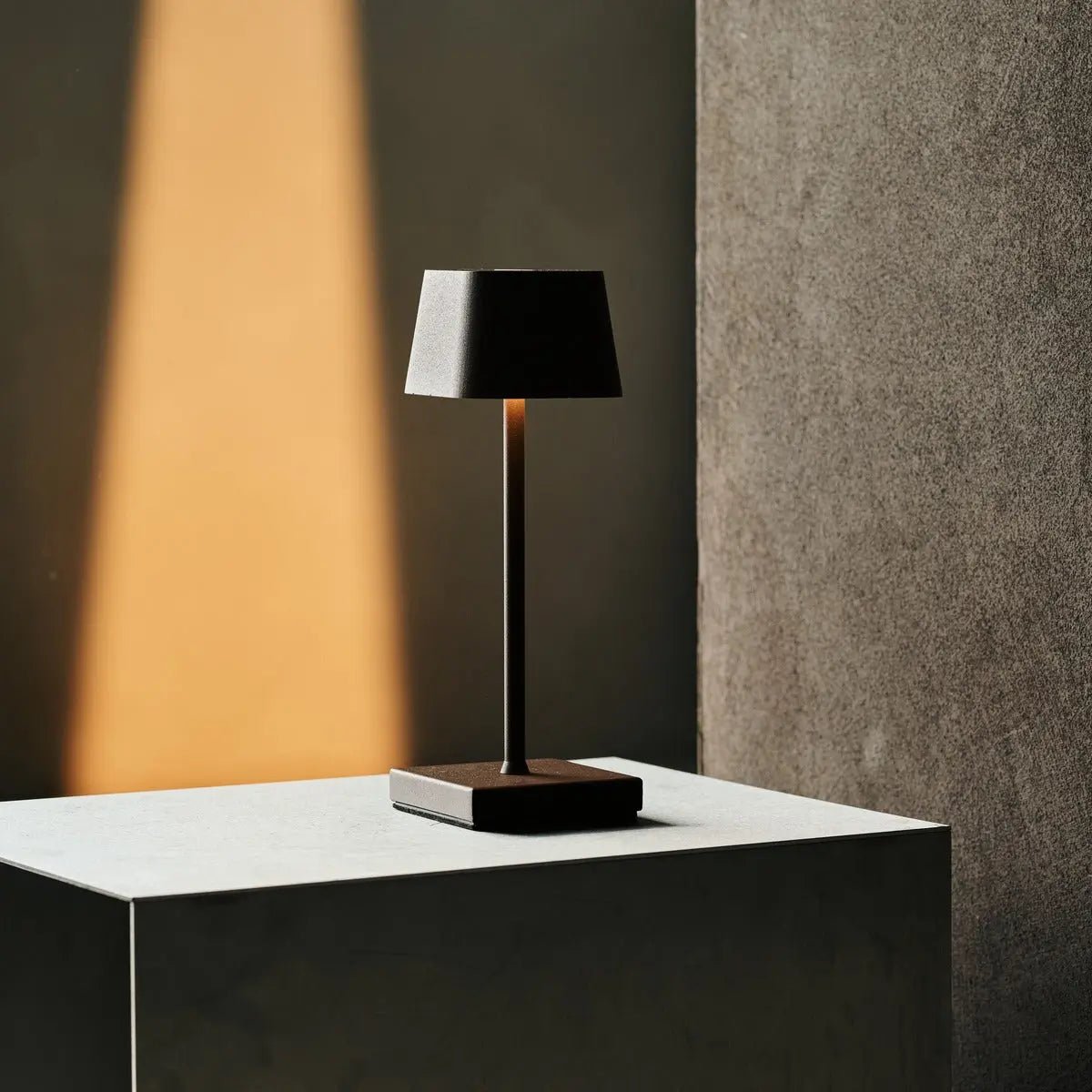Sarphati Mini Mocha Brown Cordless Table Lamp Perfect for Hospitality Industry – Wireless Rechargeable via Charging Station, Dimmable Lamp & 3 Light Modes Tavellio
