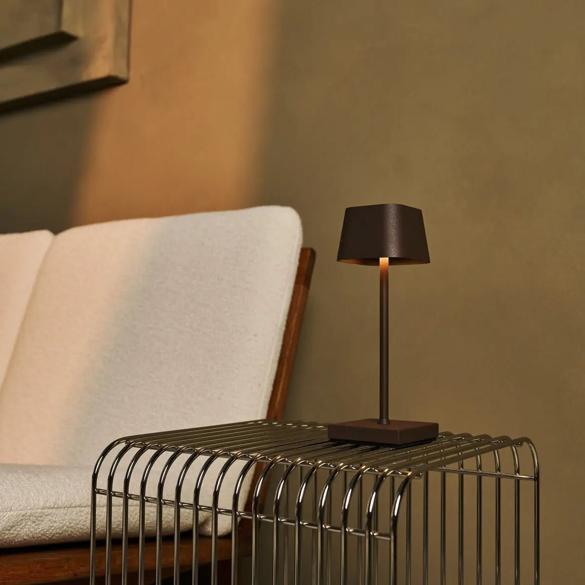 Sarphati Mini Mocha Brown Cordless Table Lamp Perfect for Hospitality Industry – Wireless Rechargeable via Charging Station, Dimmable Lamp & 3 Light Modes Tavellio