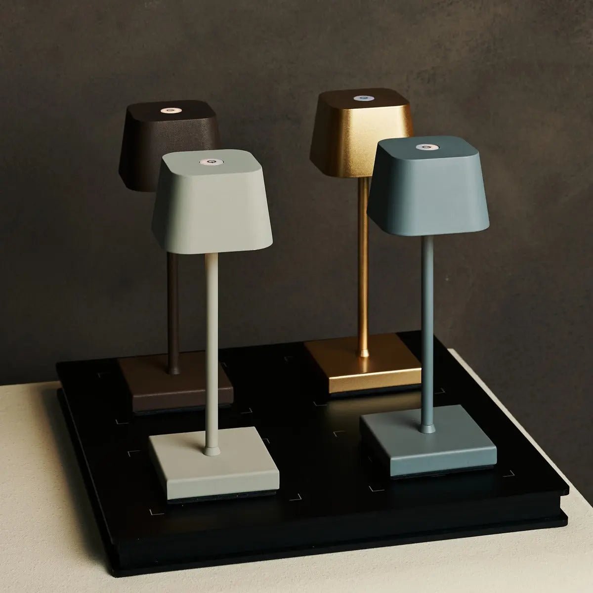 Combi Set Professional – 4 x Sarphati Mini Mocha Brown Rechargeable Table Lamps & 1 x Amstel Wireless Charging Station with Qi-Technology Tavellio