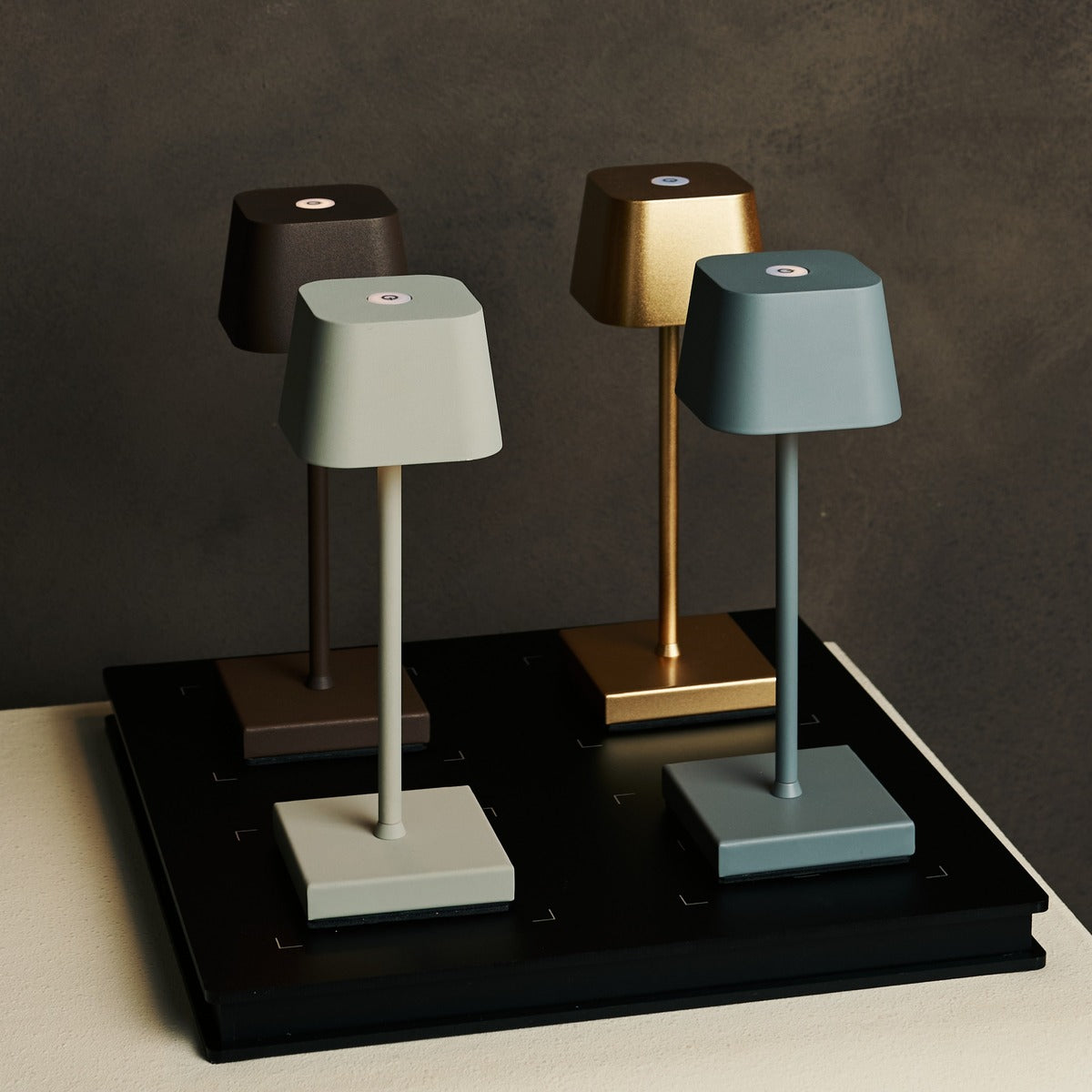 Combi Set Professional – 4 x Sarphati Mini Gold Rechargeable Table Lamps & 1 x Amstel Wireless Charging Station with Qi-Technology & Perfect for Restaurants, Hospitality & Hotels Tavellio