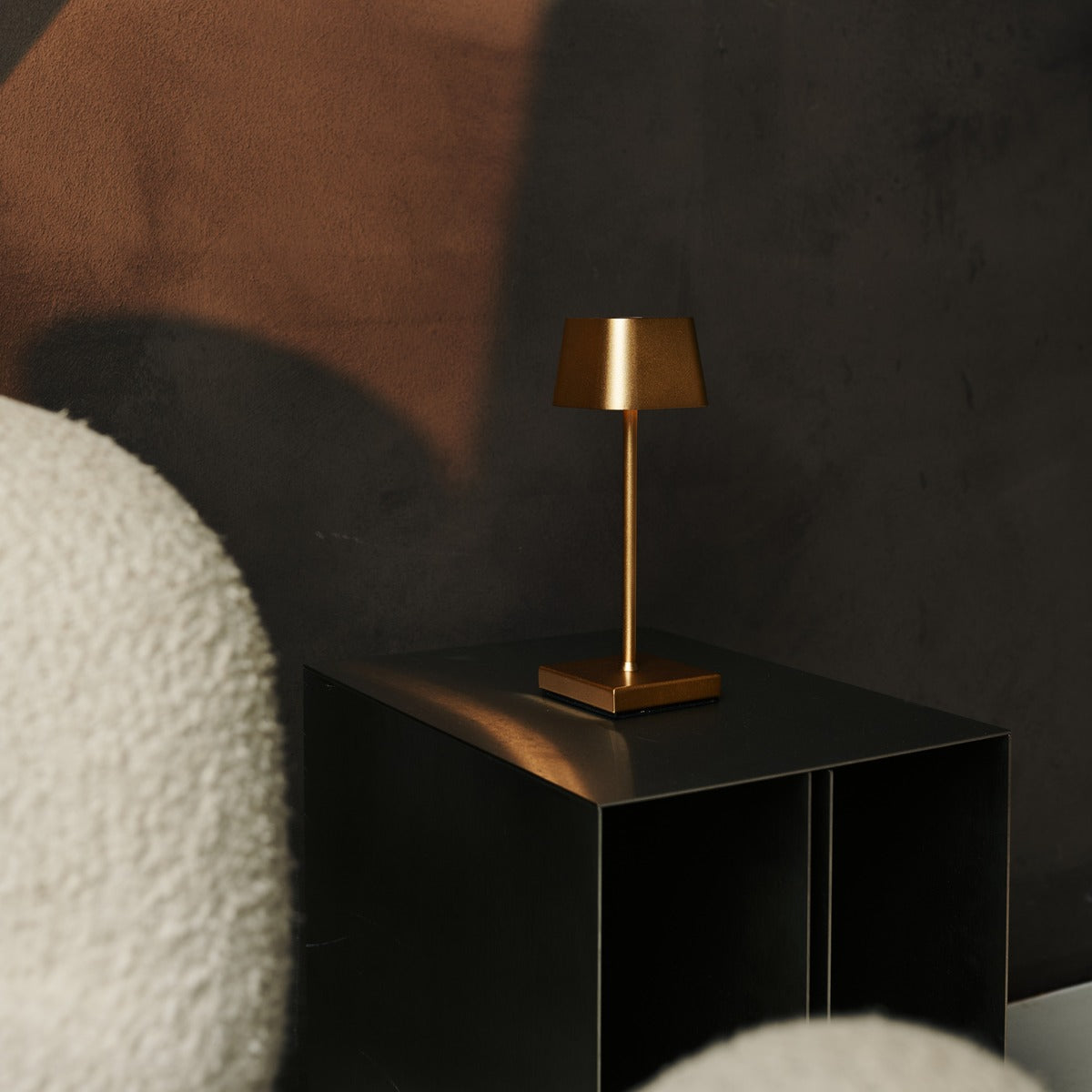 Combi Set Professional – 8 x Sarphati Mini Gold Rechargeable Table Lamps &  1 x Central Station Wireless Charging Station with Qi-Technology – Perfect for Restaurants, Hospitality & Hotels Tavellio