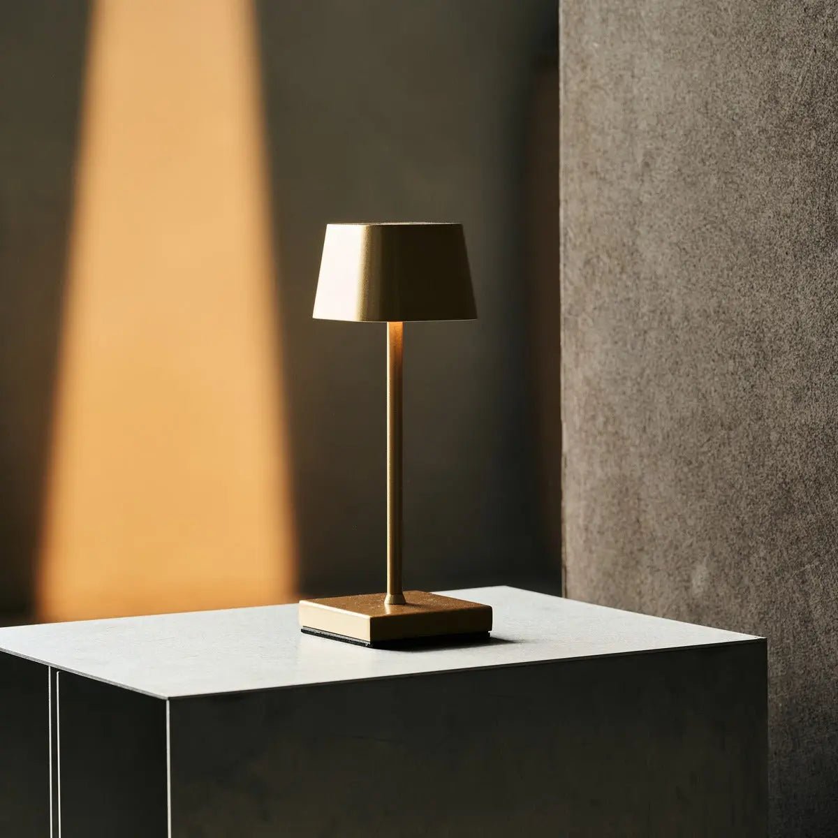 Sarphati Mini Gold Cordless Table Lamp Perfect for Hospitality Industry – Wireless Rechargeable via Charging Station, Dimmable Lamp & 3 Light Modes Tavellio