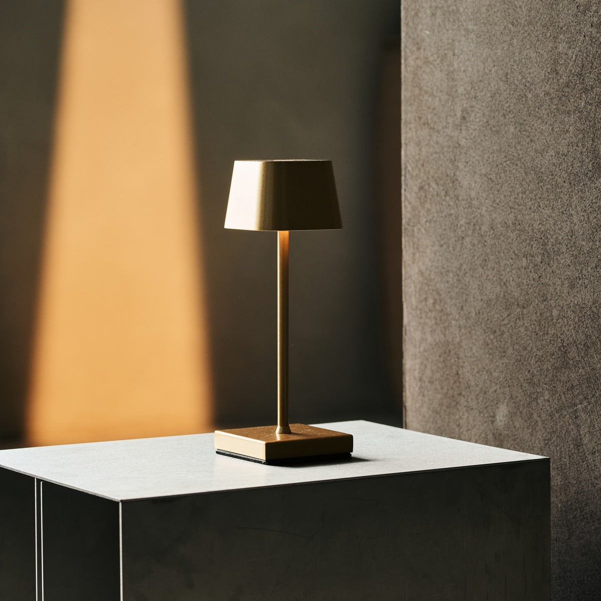 Combi Set Professional – 8 x Sarphati Mini Gold Rechargeable Table Lamps &  1 x Central Station Wireless Charging Station with Qi-Technology – Perfect for Restaurants, Hospitality & Hotels Tavellio