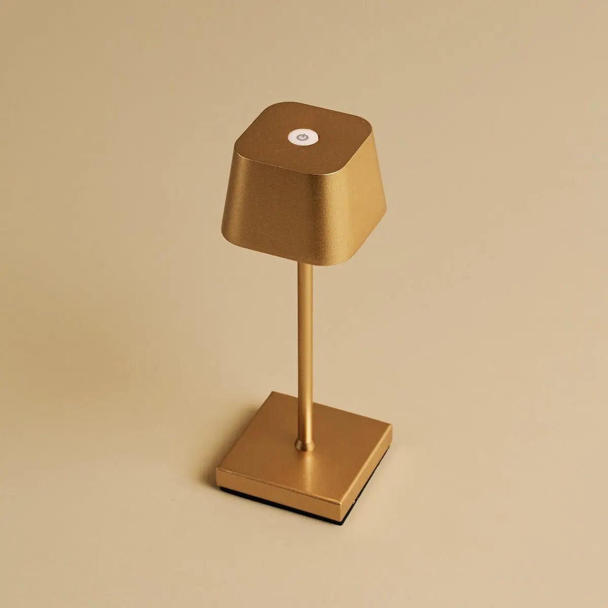 Sarphati Mini Gold Cordless Table Lamp Perfect for Hospitality Industry – Wireless Rechargeable via Charging Station, Dimmable Lamp & 3 Light Modes Tavellio