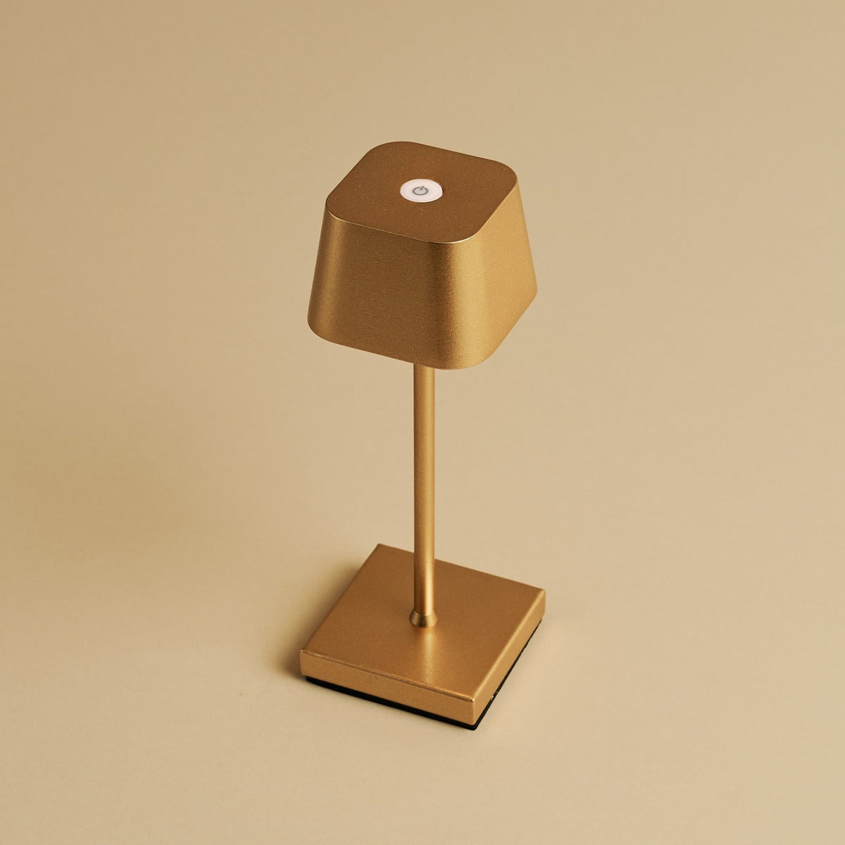 Combi Set Professional – 8 x Sarphati Mini Gold Rechargeable Table Lamps &  1 x Central Station Wireless Charging Station with Qi-Technology – Perfect for Restaurants, Hospitality & Hotels Tavellio