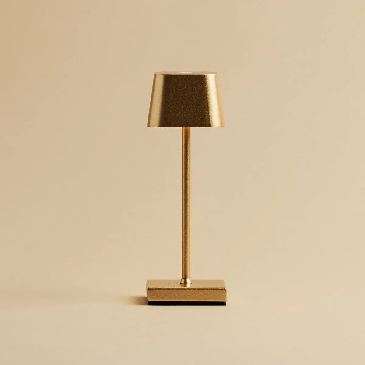 Sarphati Mini Gold Cordless Table Lamp Perfect for Hospitality Industry – Wireless Rechargeable via Charging Station, Dimmable Lamp & 3 Light Modes Tavellio