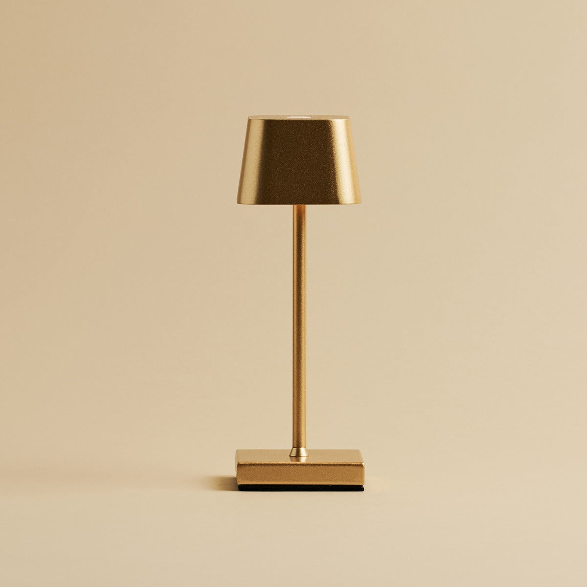 Combi Set Professional – 8 x Sarphati Mini Gold Rechargeable Table Lamps &  1 x Central Station Wireless Charging Station with Qi-Technology – Perfect for Restaurants, Hospitality & Hotels Tavellio
