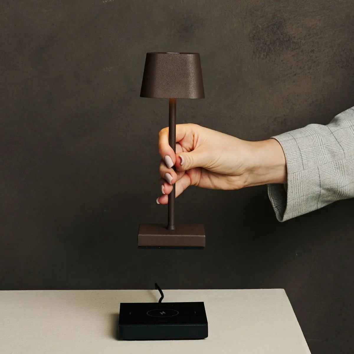 Sarphati Mini Mocha Brown Cordless Table Lamp  – Wireless Rechargeable via Charging Station, Dimmable Lamp & 3 Light Modes Tavellio