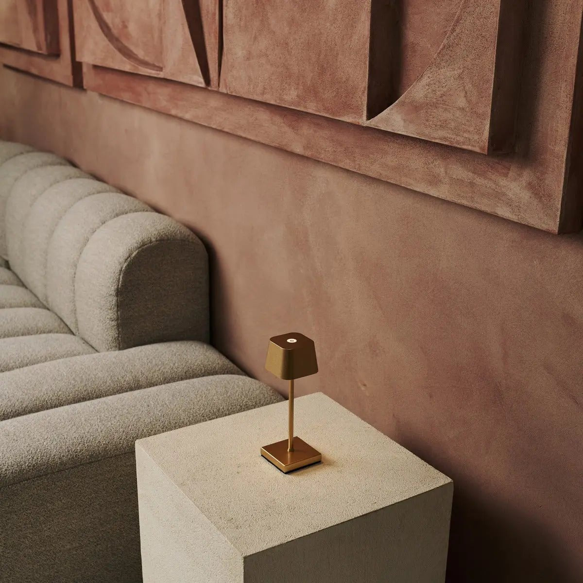 Sarphati Mini Gold Cordless Table Lamp Perfect for Hospitality Industry – Wireless Rechargeable via Charging Station, Dimmable Lamp & 3 Light Modes Tavellio
