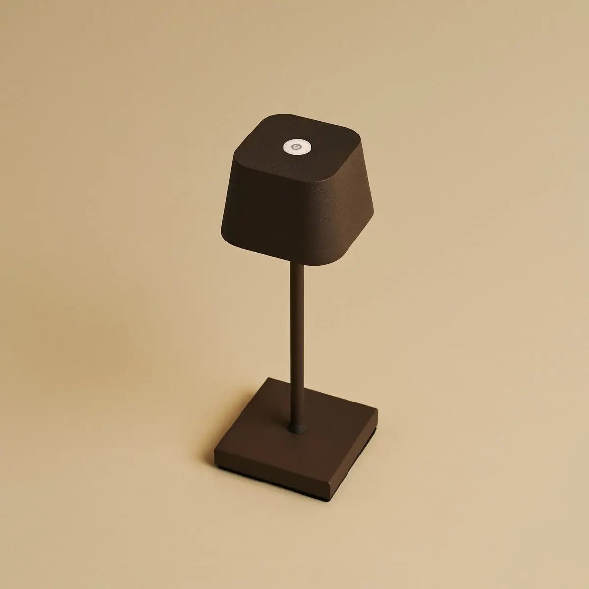 Sarphati Mini Mocha Brown Cordless Table Lamp Perfect for Hospitality Industry – Wireless Rechargeable via Charging Station, Dimmable Lamp & 3 Light Modes Tavellio