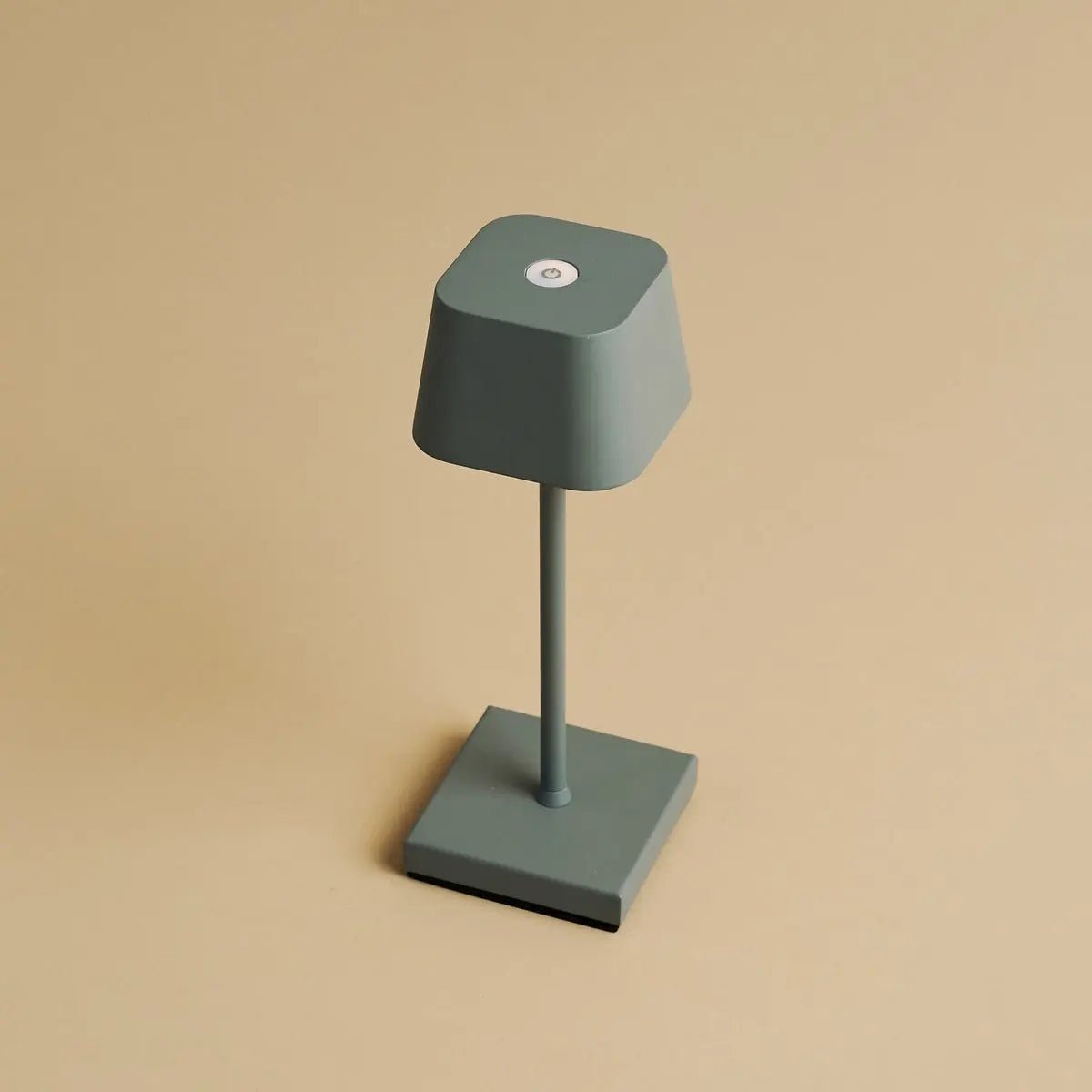Combi Set Professional – 8 x Sarphati Mini Mouse Grey Rechargeable Table Lamps & 1 x Central Station Wireless Charging Station with Qi-Technology – Perfect for Restaurants, Hospitality & Hotels Tavellio