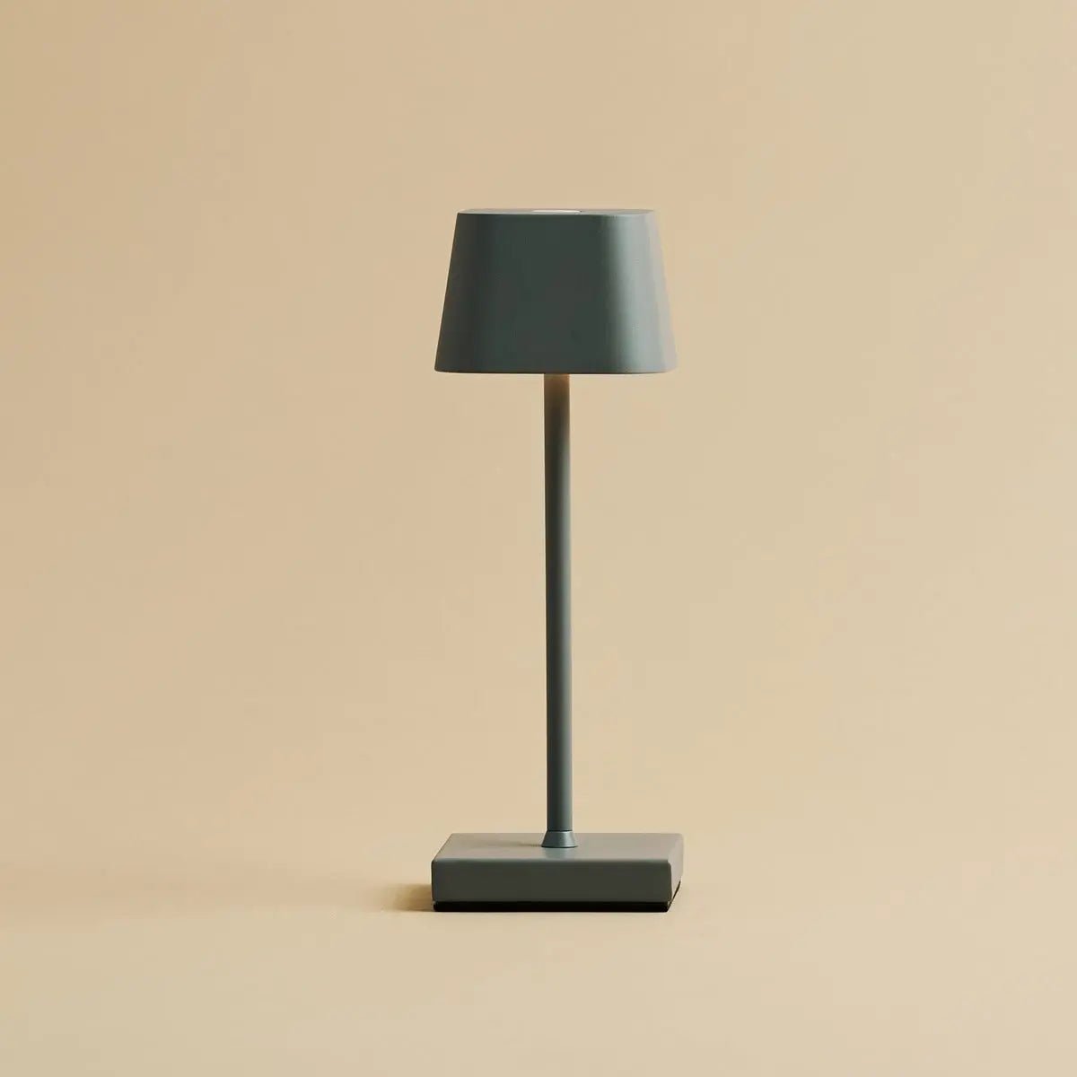 Combi Set Professional – 8 x Sarphati Mini Mouse Grey Rechargeable Table Lamps & 1 x Central Station Wireless Charging Station with Qi-Technology – Perfect for Restaurants, Hospitality & Hotels Tavellio