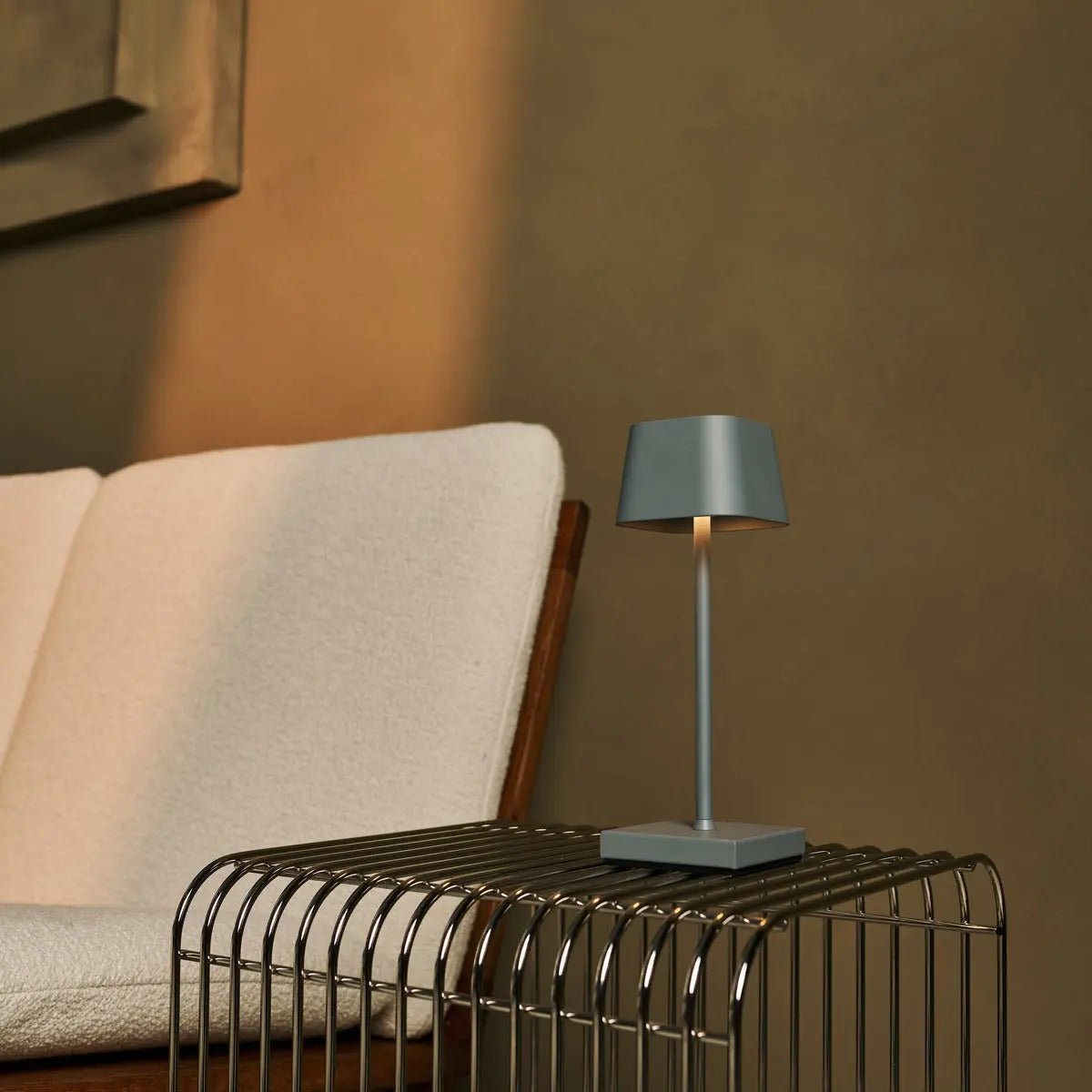 Combi Set Professional – 8 x Sarphati Mini Mouse Grey Rechargeable Table Lamps & 1 x Central Station Wireless Charging Station with Qi-Technology – Perfect for Restaurants, Hospitality & Hotels Tavellio