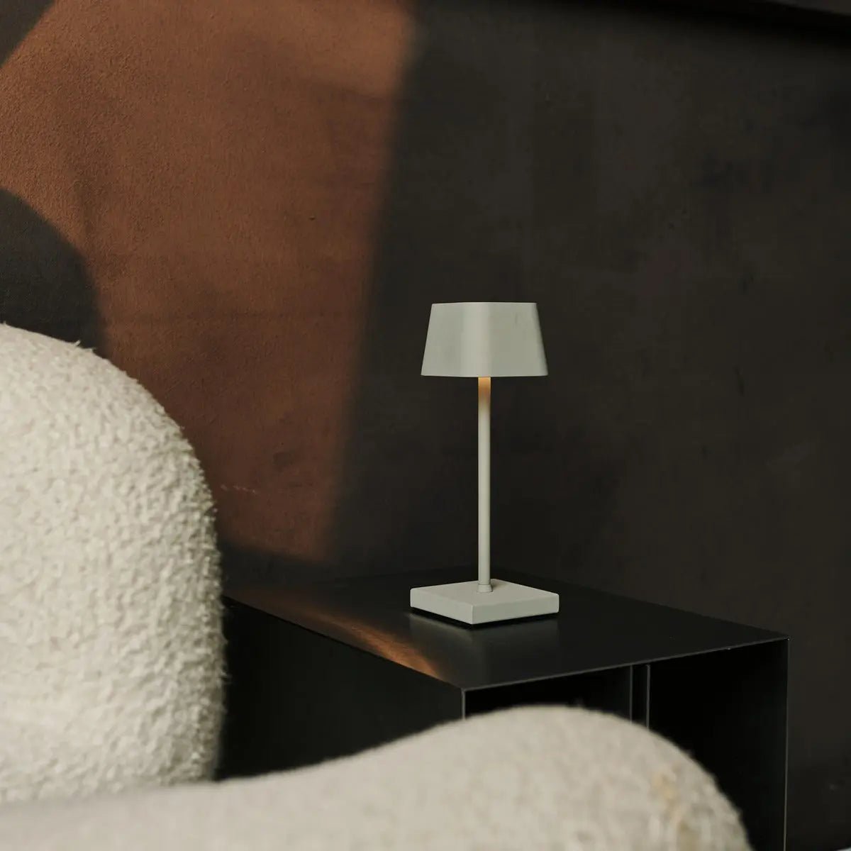 Combi Set Professional – 8 x Sarphati Mini Shadow Grey Rechargeable Table Lamps & 1 x Central Station Wireless Charging Station with Qi-Technology – Perfect for Restaurants, Hospitality & Hotels Tavellio