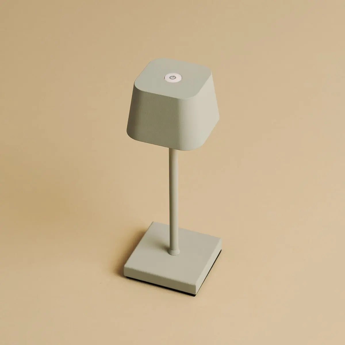 Combi Set Professional – 8 x Sarphati Mini Shadow Grey Rechargeable Table Lamps & 1 x Central Station Wireless Charging Station with Qi-Technology – Perfect for Restaurants, Hospitality & Hotels Tavellio