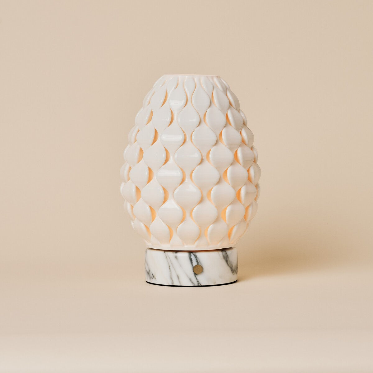 Rechargeable table lamp Serena Arabescato marble, white porcelain pinecone-textured shade