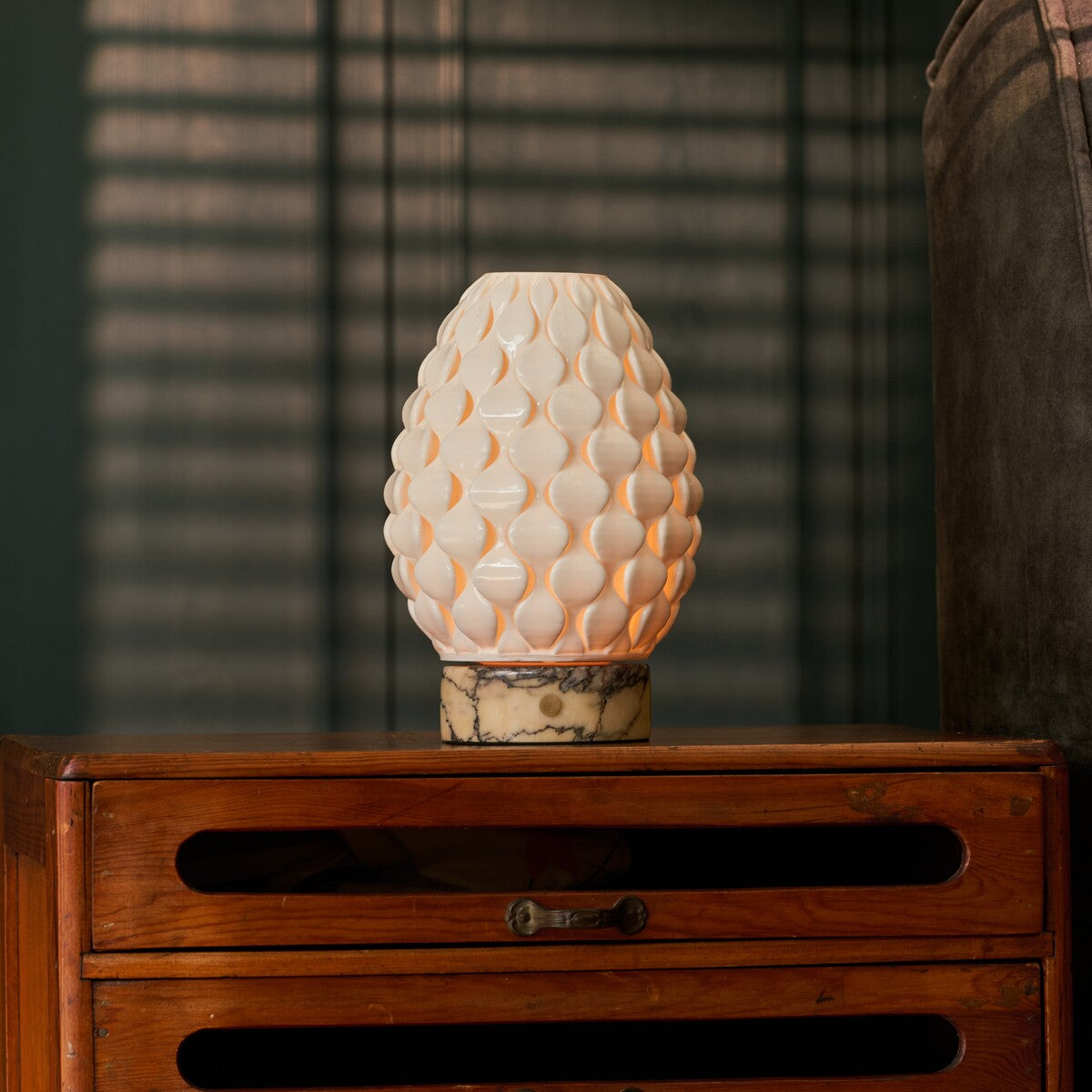 Serena jaune marbre et porcelaine lampe de table rechargeable Tavellio – allumée sur buffet en bois – lumière du soir