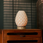 Serena jaune marbre et porcelaine lampe de table rechargeable Tavellio – allumée sur buffet en bois – lumière du soir