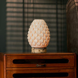 Serena jaune marbre et porcelaine lampe de table rechargeable Tavellio – allumée sur buffet en bois – lumière du soir
