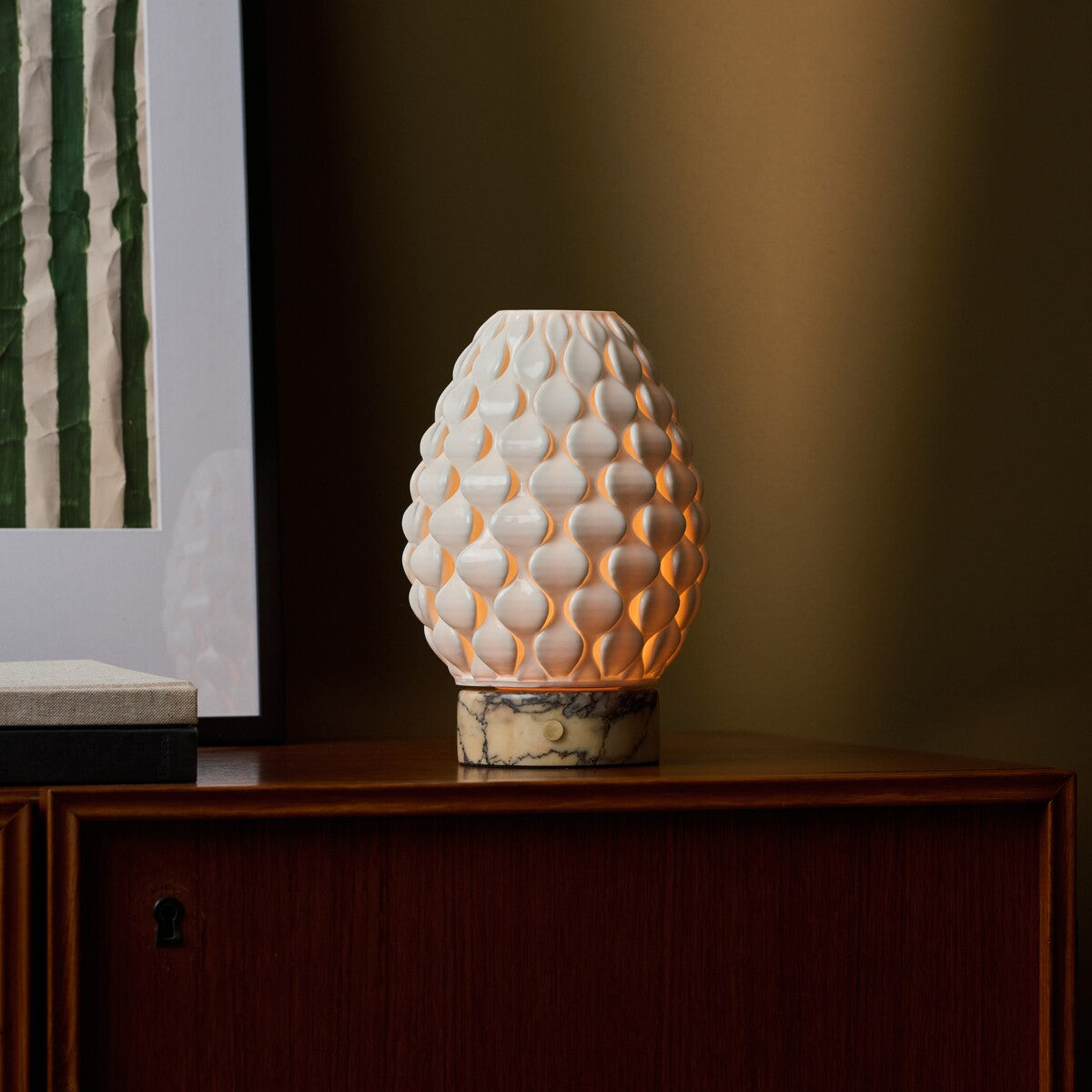 Serena jaune marbre et porcelaine lampe de table sans fil Tavellio – allumée au crépuscule – intérieur soigné