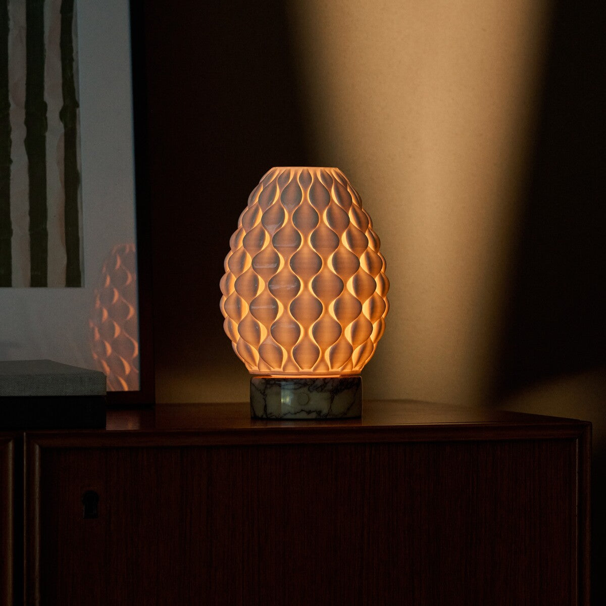 Serena jaune marbre et porcelaine lampe de table rechargeable Tavellio – allumée sur table de chevet – scène intérieure feutrée